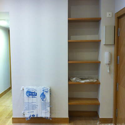 librería de obra en un hueco inesperado