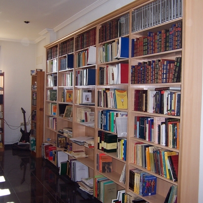 Librería en melamina de haya blanca. Acabado con cornisa.  