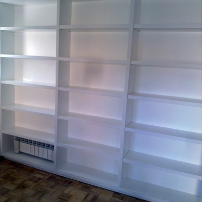 librería lacada en blanco