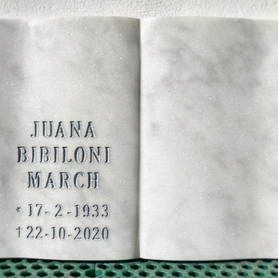Libro de mármol blanco con Inscripción.
