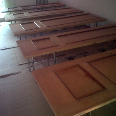 lijado y barnizado de puertas