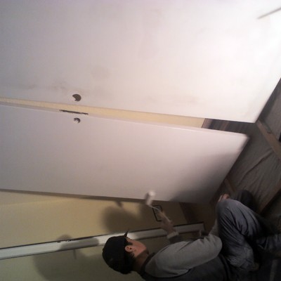 Lijar y pintar puertas.