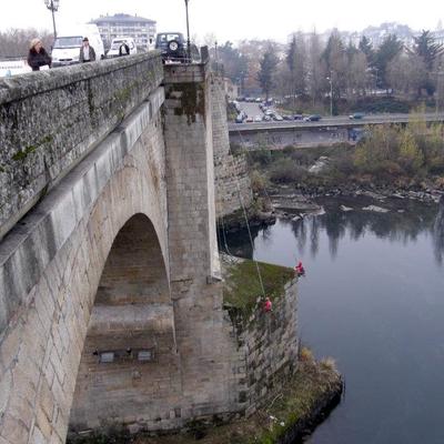 limpieza del puente romano -Ourense