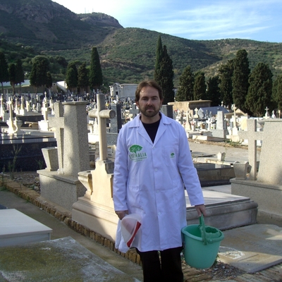 Limpieza en el cementerio de Cartagena