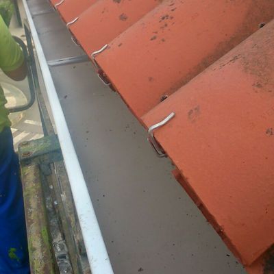 Limpieza, sellado de cantería, hidrofugado y pintado de fachadas en edificio de viviendas