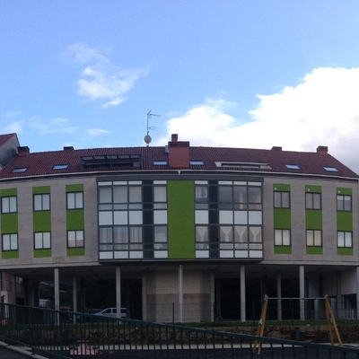 Limpieza, sellado de cantería, hidrofugado y pintado de fachadas en edificio de viviendas