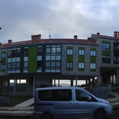 Limpieza, sellado de cantería, hidrofugado y pintado de fachadas en edificio de viviendas