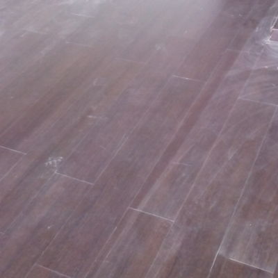 Local con suelo de madera antes de ser limpiado por Serlinco 