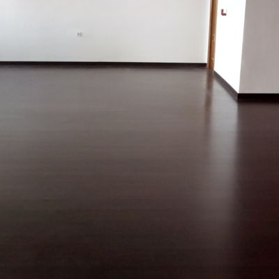 Local con suelo de madera después de ser limpiado por Serlinco 