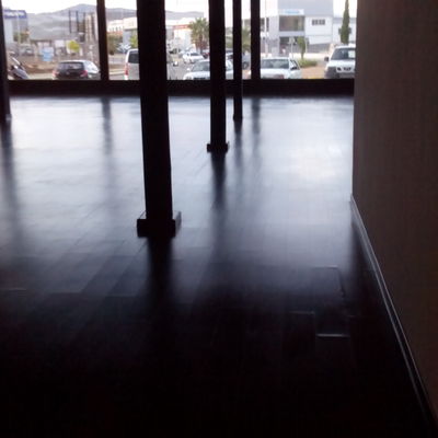 Local con suelo de madera después de ser limpiado por Serlinco 