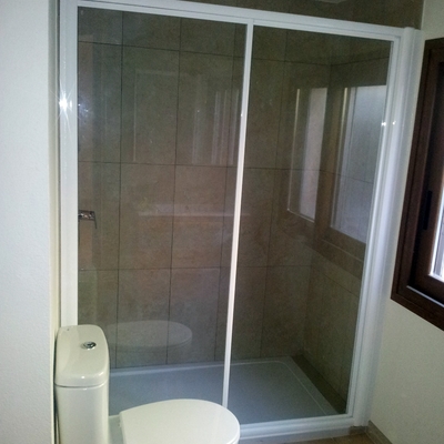 Mampara de aluminio blanco con cristal trasparente 