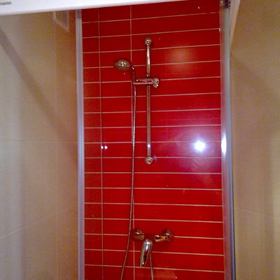 Mampara de baño con pared oblicua