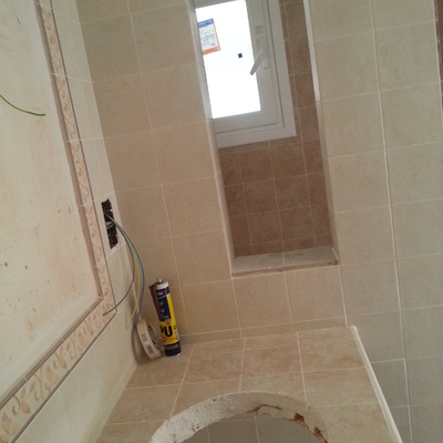 Mampara y encimera de obra y enmarcado de espejo