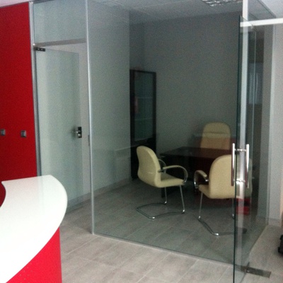 Mamparas de oficinas con puertas de vidrio 