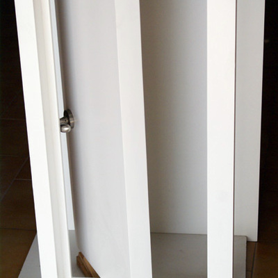maqueta puerta pivotante eje desplazado brindada exterior lacada blanco