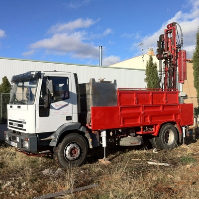 Máquina de sondeos sobre camión IVECO