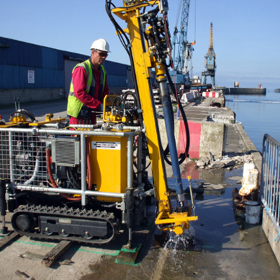 Máquina de sondeos sobre orugas