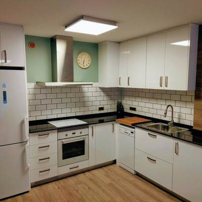 Cocina formica alto brillo + granito negro moteado.