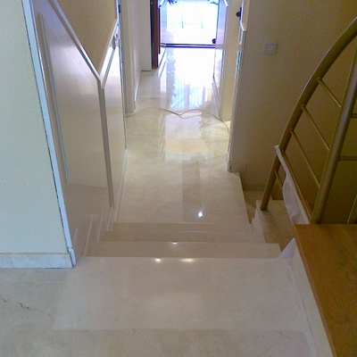 MARMOL CREMA MARFIL, HALL Y ESCALONES