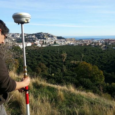 Medición de deslinde y superficie para actualización catastral