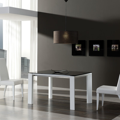 Mesa de comedor extensible en laca blanca y cristal.