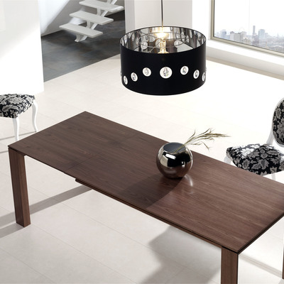 Mesa de comedor extensible.