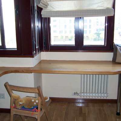 Mesa de estudio aprovechando pared