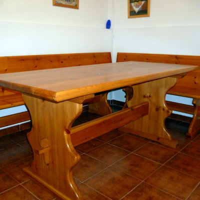 Mesa y bancos de bodega
