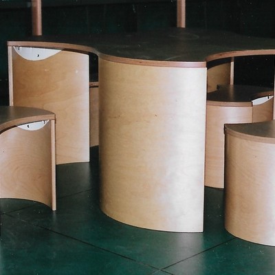 Mesa (conjunto de mesas curvas de madera de fresno)