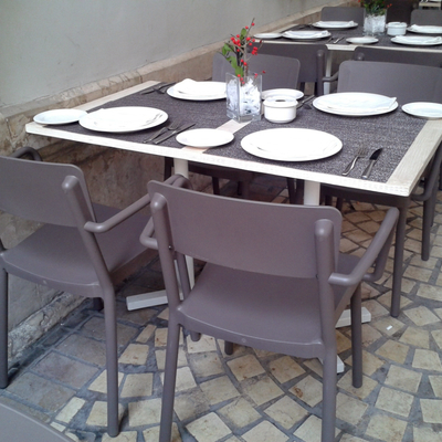 Mesa y sillas terraza restaurante