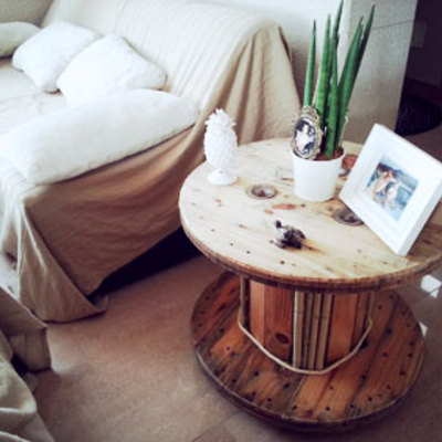 Mesas hechas con bobinas de electricidad