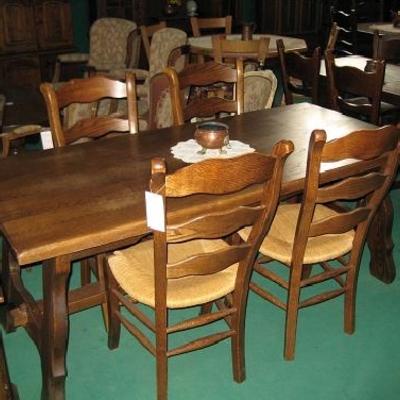 Mesas y sillas de madera para bodegas