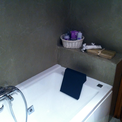 microcemento en baño, suelo y paredes.