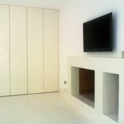 Microcemento en suelo interior, chimenea y puertas de armarios.