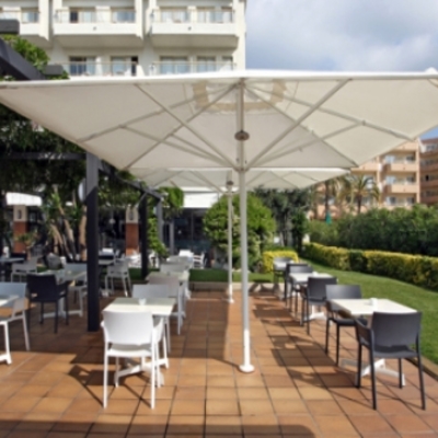 Mobiliario de hosteleria: Silla Fiona y Mesa Sputnik