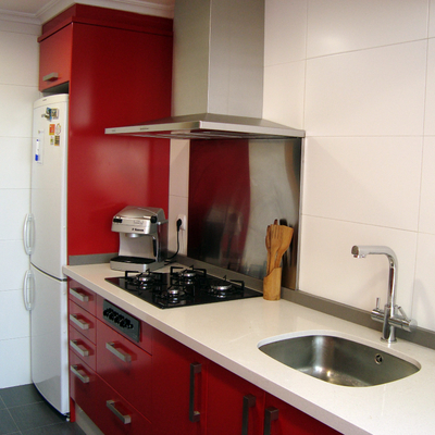 Mobiliario polilaminado rojo satinado