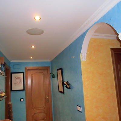 Molduras de escayola con arco decorativo.