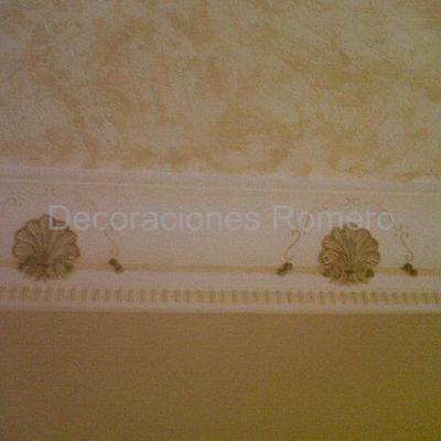 Molduras y techo decorado