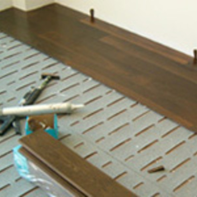 Tarima maciza de roble negro pegada sobre manta troquelada