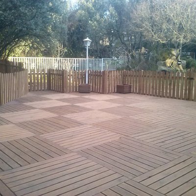 MONTAJE BALDOSA DE MADERA ,VALLA DE MADERA,VALLA DE HIERRO