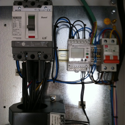 Montaje baterías condensadores para eliminar energía reactiva de la factura electrica