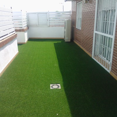 Montaje césped artificial en terraza