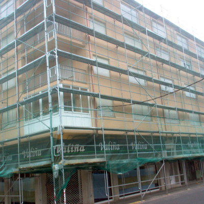 Montaje de andamios en edificio