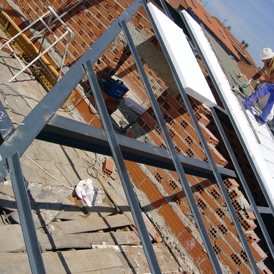 Montaje de estructura metálica para tejado a "dos aguas"