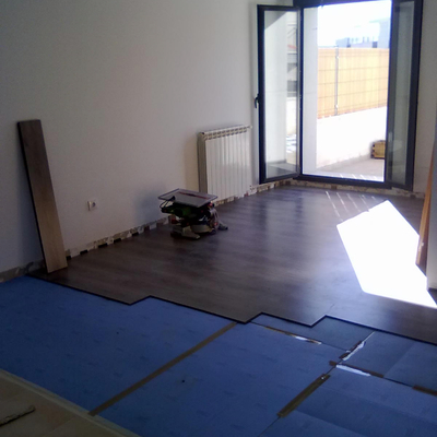 MONTAJE DE TARIMA LAMINADA COLOR CENIZA