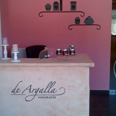 Mostrador de tienda con Yeso de Albarracín