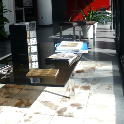 Mostrador mesa vidrio bronce mate y  pies diseño en inox