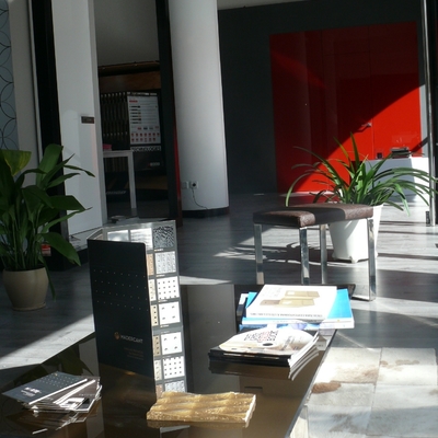 Mostrador taburete en piel y pies diseño en inox