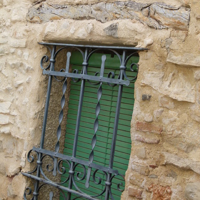 motivo antiguo en fachada de piedra