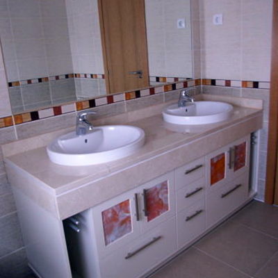 Mueble bajo encimera con cristales fusing naranja